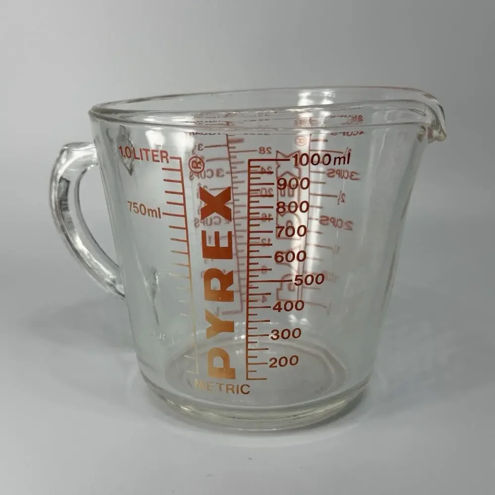 Vintage Pyrex 532 4 cup 1 Quart 32 oz Measuring Cup Red Block Letter D-Handle